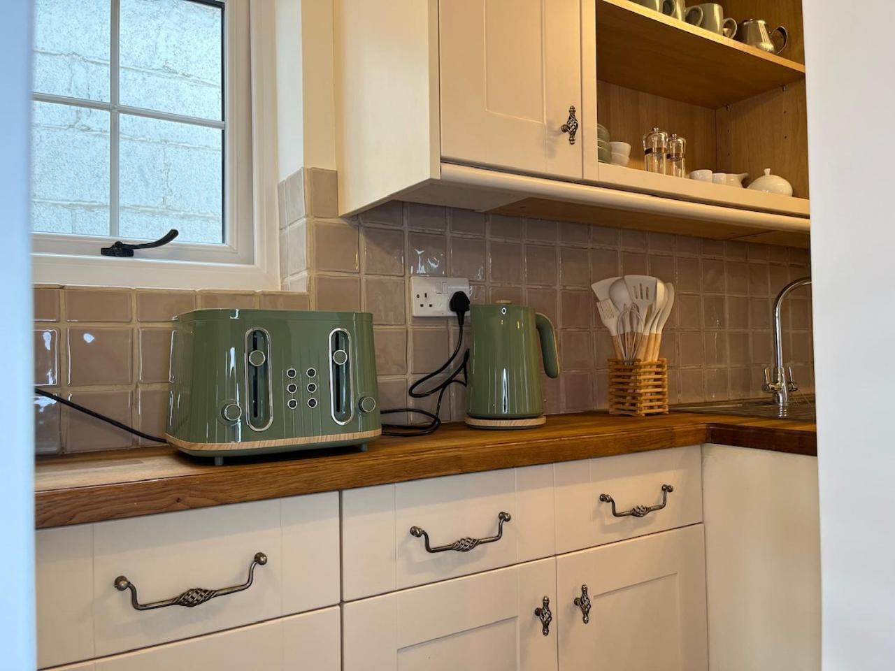 One Jubilee Cottages Shugborough Eksteriør billede